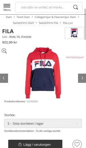 Fila Hoodie - En fila hoodie i storlek S. Den är i bra skick bortsett från från trådgrejen(kolla bild 2). Priset kan diskuteras. Köparen står för frakten💕