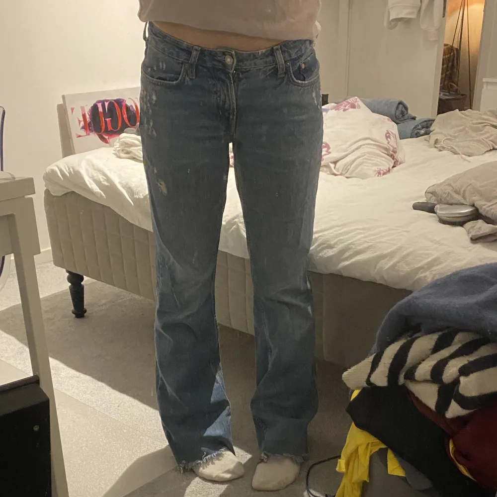 Snygga blåa ganska lågmidjade flare jeans med lite slitningar längst upp. Bra skick, jag är 168 cm. Köparen står för frakten . Jeans & Byxor.