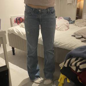 Snygga blåa ganska lågmidjade flare jeans med lite slitningar längst upp. Bra skick, jag är 168 cm. Köparen står för frakten 