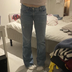 Flare jense - Snygga blåa ganska lågmidjade flare jeans med lite slitningar längst upp. Bra skick, jag är 168 cm. Köparen står för frakten 