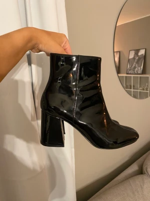 Lack klackar  - Säljer mina inprincip oanvända klackar i storlek  38. Från Monki 