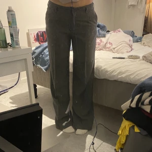 Kostymbyxor  - Supersnygga gråa lågmidjade kostymbyxor, köpta secondhand så vet inte märke. Jag är 168 lång, strl 40 och sitter inte så jättetight vilket jag tycker är snyggt. Köparen står för frakten💕