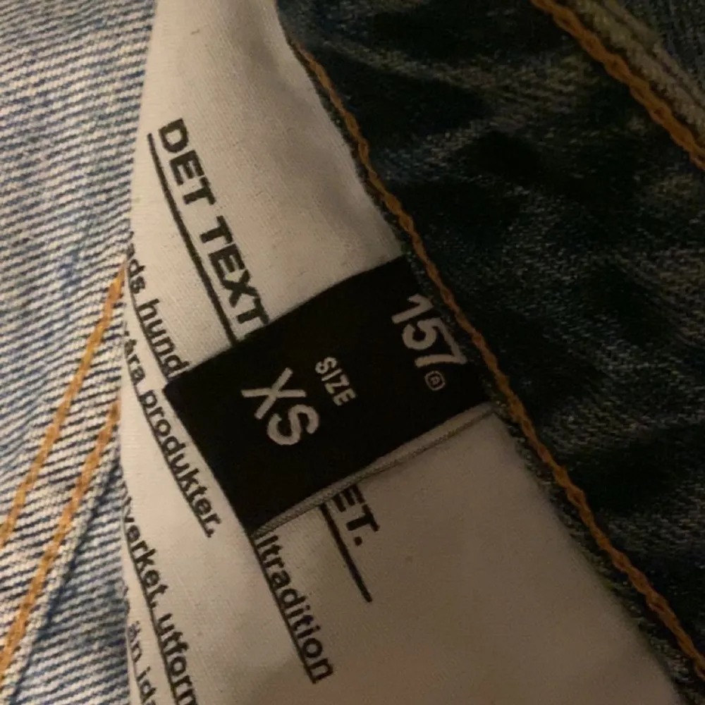 Utvsvända blåa håliga jeans från lager 157, nyköpt pris 300kr. Använt fåtal gånger och tyvärr nu gått ner i vikt så de passar ej! . Jeans & Byxor.