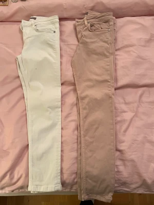 Filippa k jeans  - Säljer 2 par Filippa K byxor det är endast använda ett fåtalet gånger, storlek s i båda 75 kr styck