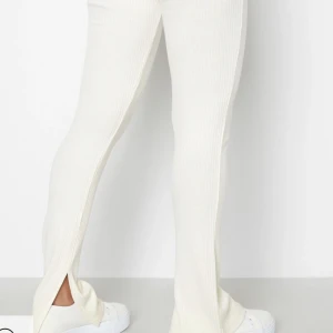 Vita ribbade byxor med slits - Från bubbleroom! Supersköna mjukisbyxor