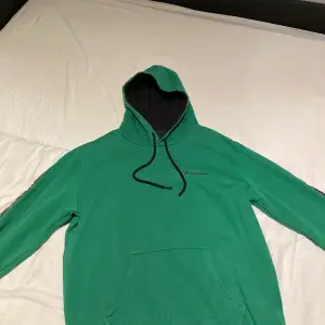 Grön Champion hoodie. Size: M 