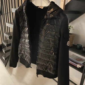 Moncler cardigan  - Moncler cardigan. Den är 10/10 i skick original pris på den är 7900, jag säljer den för 5000kr, pris går även att diskutera.