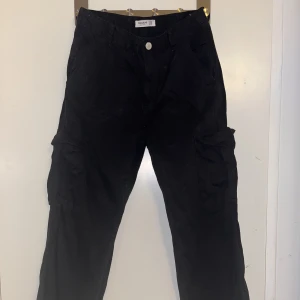Cargo pants  - Cargobyxor från pull & bear, storlek 42, knappt anvönda 