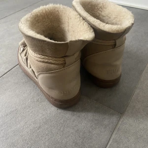 INUIKII  - Beiga klassiska Inuikii vinterskor i storlek 39. Köpta för 3100kr