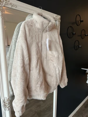 Teddy jacka - Bershka - Säljer Teddy jacka från Bershka, storlek M aldrig använd. 