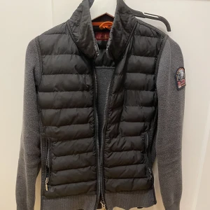 Parajumpers cardigan/jacka - Hej jag vill sälja denna parajumpers cardigan på grund av att den börja bli lite liten för mig. Den är i väldigt bra skick och är inprincip ny Nypris ligger på 3500kr Pris kan även diskuteras