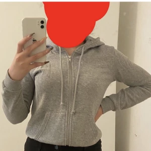 Grå tröja  - Hej! säljer denna jätte sköna tröja från hm😍✨Säljer pågrund av att den inte kommer till användning. Aldrig använd. 