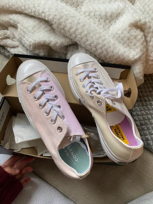 Converse uv-light  - Helt nya converse uv light. Ändrar färg när dom är ute i ljuset. Lyser även i mörker. Den ena skon har jag precis haft ute. Aldrig använda. 