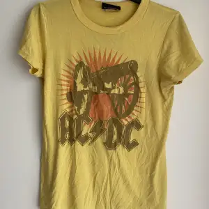 Fin AC/DC t-shirt, knappt använd! Storlek M  Figur sydd! 