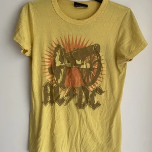 AC/DC t-shirt - Fin AC/DC t-shirt, knappt använd! Storlek M  Figur sydd! 
