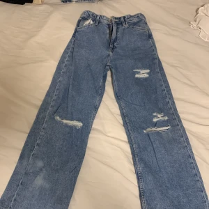 Jeans  - Säljer dessa par jenas i storlek 146 från hm, säljer pga för små