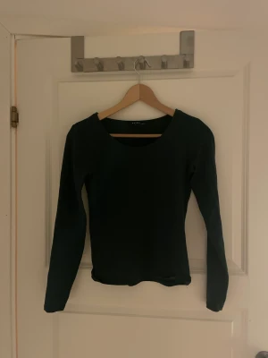 Mörkgrön Långärmad - New Yorker stl S - Säljer då den inte kommer till användning. Mörkgrön långärmad stl S från New Yorker. Endast Swish. 90kr inkl frakt