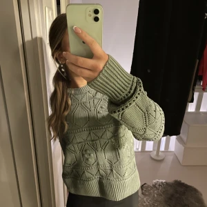 Grön stickad tröja - Säljer denna super fina tröjan! kommer tyvär inte till andväning, endast andvänt 1 gång💖💞💖