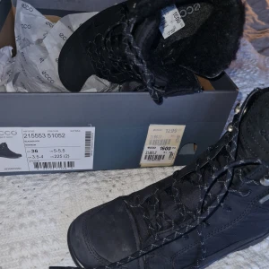 Ecco varmfodrade kängor stl 36 - Varma vattentäta Gore-tex kängor med dragkedja i sidan och snörning. Nya och oanvända men var för små. 