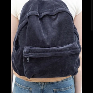 Brandy melville väska - Säljer denna supersöta ryggsäcken från Brandy melville som inte säljs längre. Originala priset var cirka 400kr. Som man ser på sista bilden så är den lite smutsig på botten men inget som syns vid användning. 
