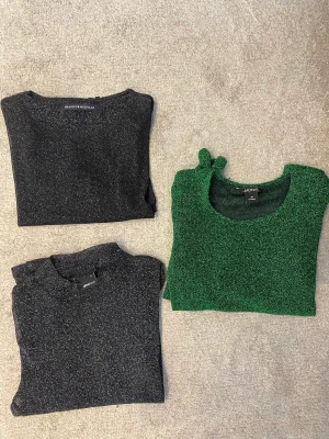 Glittertoppar  - Obs! Långärmade svarta såld! Så endast två tröjor.  • Paketpris: 100 kr för båda, eller 70 kr st.  • T-shirt: Från Brandy Melville, passar storlek XS/S.  • Grön: Från Monki, storlek XS.  •   Båda i bra skick! 