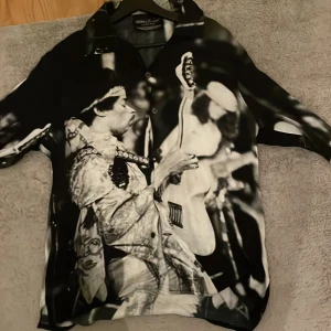 Limitato skjorta  - Väldigt sällsynt skjorta som ändats använts på väldigt få tillfällen. Säljer den pågrund av att den är tyvärr för liten. Nypris 3700 mitt pris 2000