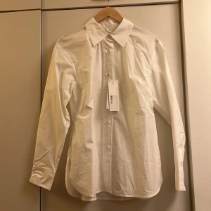 Arket vit skjorta - Vit skjorta från Arket. Storlek 38. Figursydd. Oanvänd 
