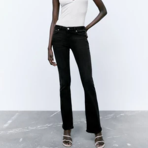 Zara jeans💗 - Snygga jeans från zara💞De är low-waist och bootcut! Skit snygga men tyvörr lite stora för mig💗Skriv för mer bilder eller frågor