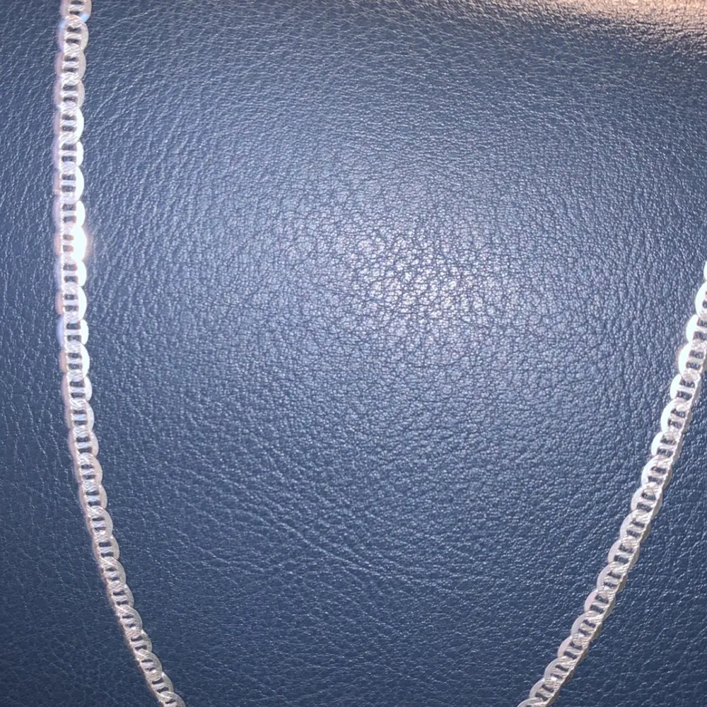 Äkta silver halsband bra kvalitet 10/10 skick det är inget fel med den men ett ställe bvär inte silver det är när man knäpper fast den jag lade till den för att lättare stt på sig den jag kan skicka på DM den är 60 cm om man knäpper den är den 30 cm . Övrigt.