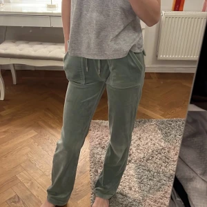 Juicy couture byxor - Säljer mina gröna juicy byxor som endast är använda ett fåtal gånger, i princip nyskick❤️ färsta bilden är lånad men de andra två är mina☺️