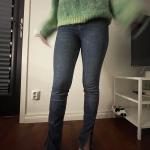 slitsjeans zara - snygga mörkblå jeans med slits. stretchiga material👍🏼