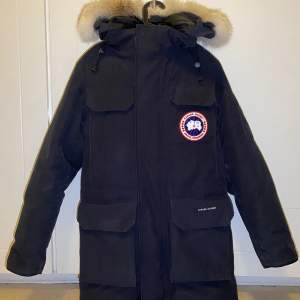 Säljer min Canada Goose Expedition Parka som har används under knappt två vintrar. Storlek XS. Köpt på NK. Är i väldigt gott skick. Pris kan diskuteras vid smidig affär.