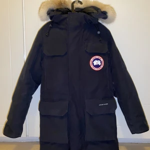 Herr: Canada Goose Expedition Parka XS/TP. Style 4567M R - Säljer min Canada Goose Expedition Parka som har används under knappt två vintrar. Storlek XS. Köpt på NK. Är i väldigt gott skick. Pris kan diskuteras vid smidig affär.