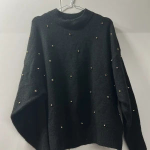 Trendig tröja - Den är oanvänd, den är köpt på hm men säljs inte längre. Storleken kan variera beroende på passform men det är storlek M