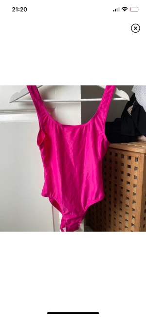 Baddräkt - Rosa baddräkt i storlek 36, säljs då den ej passade mig. Oanvänd endast testad. 