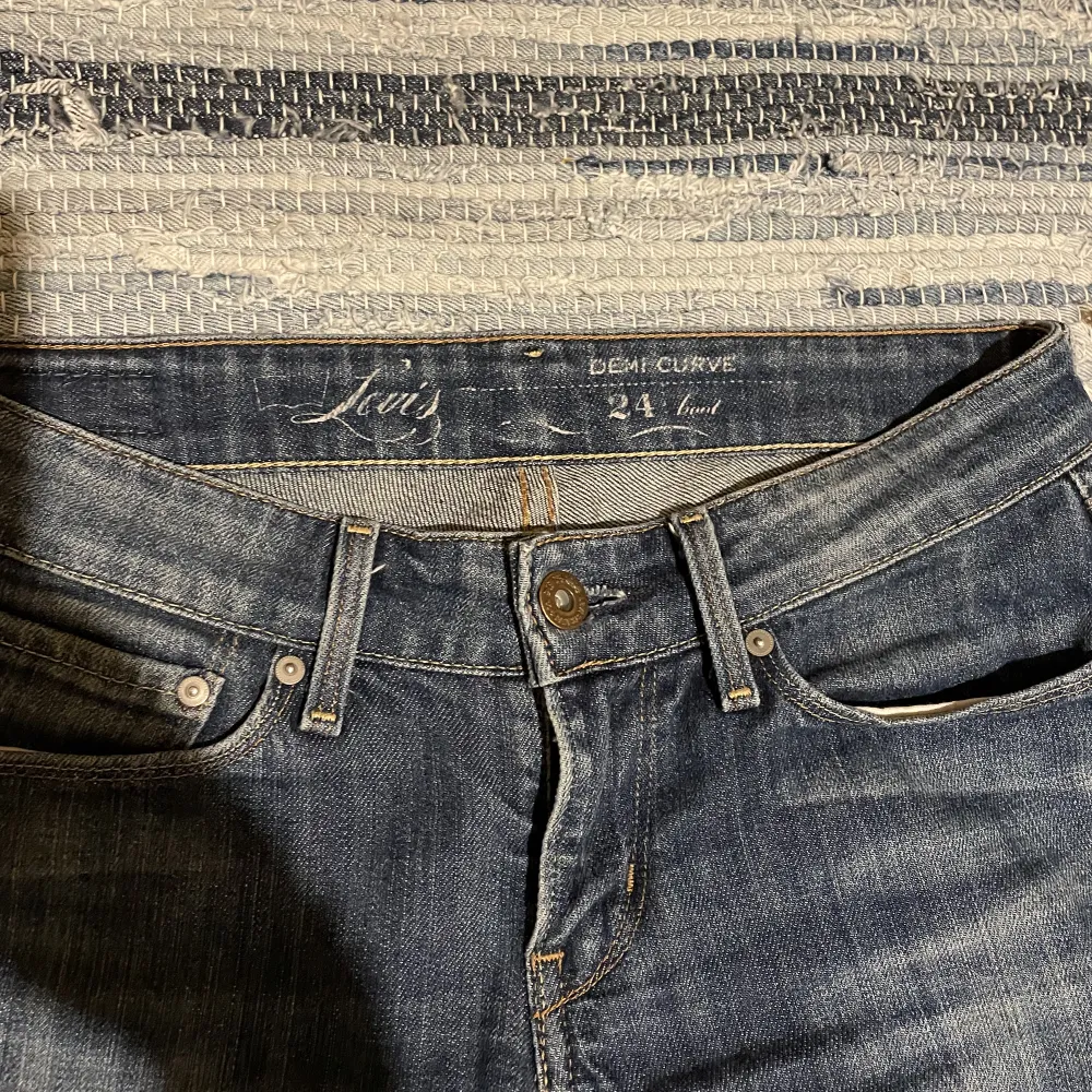 lågmidjade bootcut jeans, från levis. En gammal modell som inte säljs längre. Välanvända men ändå bra kvalite, dock tyvärr för små för mig. Jeans & Byxor.