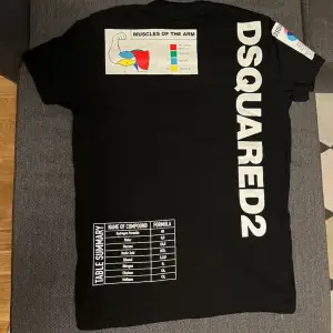 Jag säljer nu min Dsquared2 t-shirt då jag inte längre passar i den! Skick 10/10 då den bara han användas 3 gånger pga av för liten storlek när jag fick hem den. Passar 14-16 åringar. Nypris 1600kr vilket gör att de pris som jag har är en sjukt bra deal!