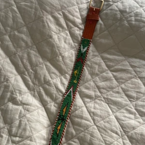 Bälte/skärp - Brunt läderskärp med pärldetaljer. Skickas kostnadsfritt för köparen