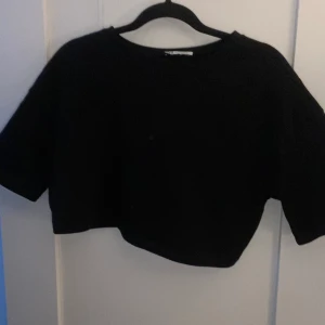 Tjock t-shirt - Kort t-shirt från zara, knappt använd köpt här på Plick men säljer då den ej kommer till användning frakt tillkommer