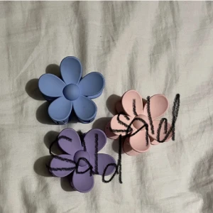 Hårklämmor från shein🌸 - Tre hårklämmor från shein, den blåa har en trasig pigg men annars i bra skick!💞 ~En för 10kr ~Tre för 25kr