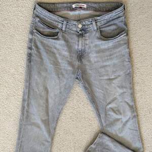 Tommy Hilfiger jeans ljusgrå  Storlek 33 midja och 34 längd Inga defekter skick 9/10 Nypris 1600