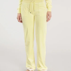 Juicy Couture byxor  - Juicy couture del Ray pant gula, inte exakt samma färg som produktbilden, mer gula irl bild 2 visar färg bäst. Strl M men mer som en S  eftersom dessa har en lite lyxigare kvalitet likt de gamla byxorna (mer bomull). Pris pga defekt bild 2&3. 
