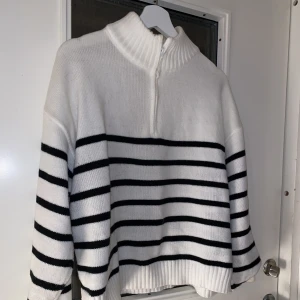 Stickad tröja - Stickad tröja med dragkedja  Ifrån Gina tricot  Storlek M 
