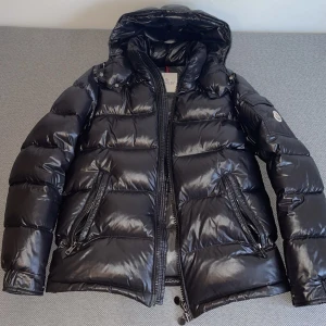 Moncler Maya storlek 1 - Denna Moncler Maya jackan (äkta/authentique) har jag haft i ungefär 1 månad och har fortfarande ett riktigt bra och nytt skick, online kvitto finns från NK samt allt som kom med den så som extra knappar.  (ny pris: 12.999