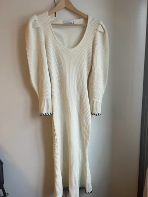 Adoore klänning - Klänning från Adoore, använd 1 gång… Dock har ena snöret på vänstra arm släppt lite (går att fixa) (se tredje bild). 