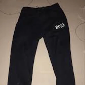 Söker!!!! - Hejsan söker detta byxor dem ska va breda där vid benen alltså sticka ut söker dessa byxor för har den hoodien hör av er kan max betala 300-400 kr o dem ska vara s och passa m