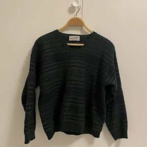 Stickad tröja  - Suuperfin grönrandig ish stickad tröja i bra kvalitet men legit krympte den i tvätten så den är lite kort i ärmarna på mig 🥲 vid frågor tveka ej! 50%fleece wool, 50% acrylic