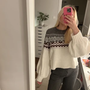 Stickad tröja - Stickad vit jultröja med lila och grå detaljer från Gina tricot i storlek L. Ganska långa armar men skulle säga att den är närmare en M än L