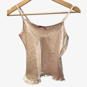 Sött linne  - Gulligt linne i något satin/silke liknande material, vet inte vad det är💓💓 köpt secondhand med avklippta lappar så vet ej märke eller storlek men skulle gissa på xs/xxs