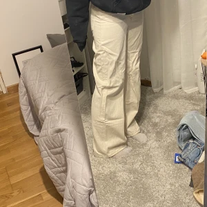 Jeans - Vita jeans från weekday! Köparen står för frakten